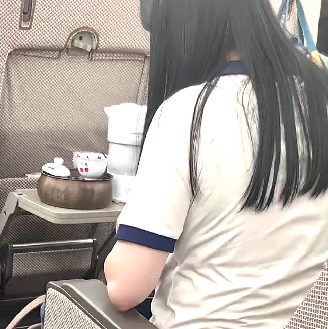 讲究人啊！做高铁还得喝茶
