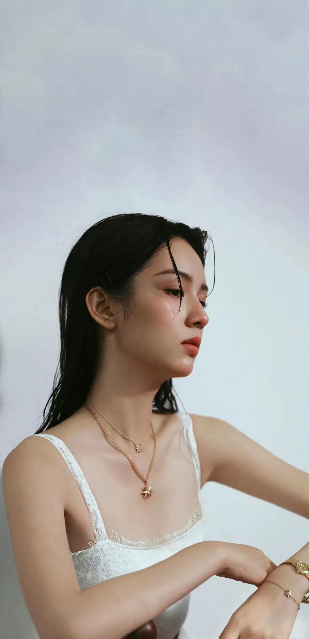 周也白裙吊带氛围感大片写真壁纸 诱惑又迷人