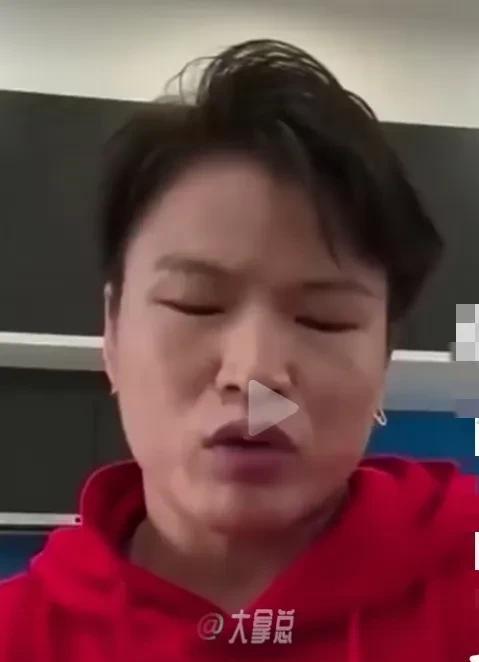 伟丽现在左右为难，UFC老板白大拿希望伟丽升级比赛 ，他认为伟丽在草量级已经没有