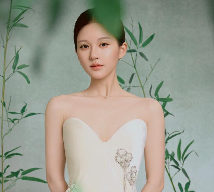 #如何“拯救”赵露思#
     瘦死的骆驼比马大，谈什么拯救啊！
     她