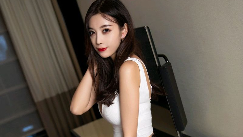 性感女神杨晨晨sugar黑丝美腿白皙经典装扮