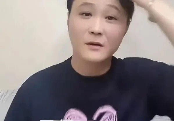 继曹云金之后，德云社出走的徒弟中，又一位骂德云社的人。

近日，闫云达直播时