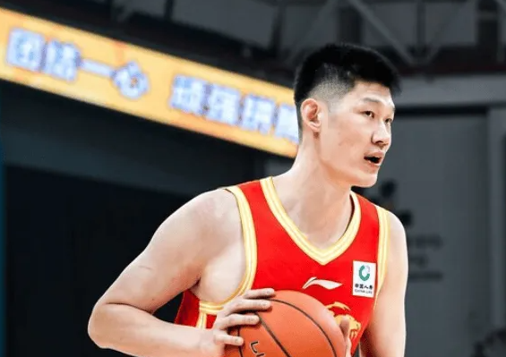 广厦男篮胡金秋获赛季第一期月度最佳国内球员。
广厦男篮球员胡金秋本月出战9场，帮