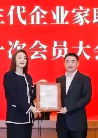 宗馥莉的身高在1.75米左右，她要是有个儿子就好了。儿子一般像妈，宗馥莉又高又聪