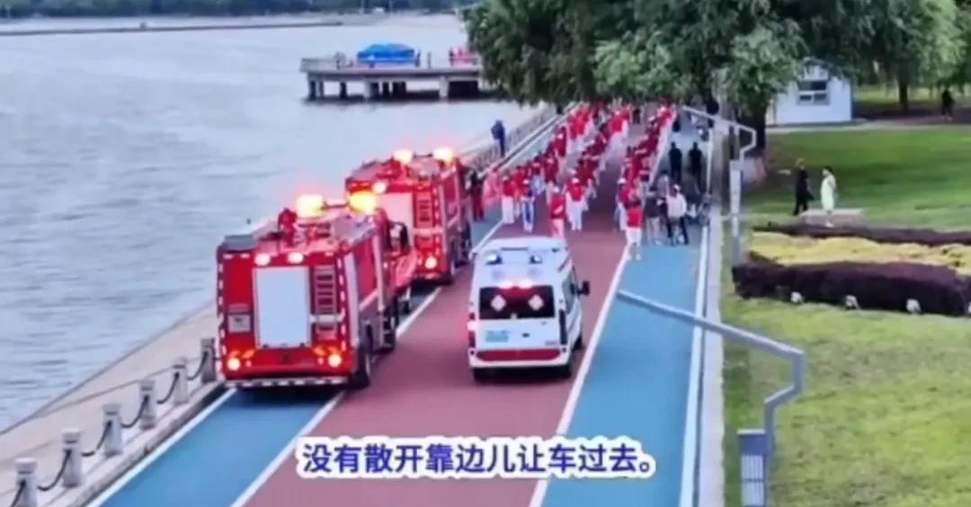 到底是谁给他们胆量跟勇气，信息暴光出来网友们炸天了！
近期辽宁老年暴走团真是越来