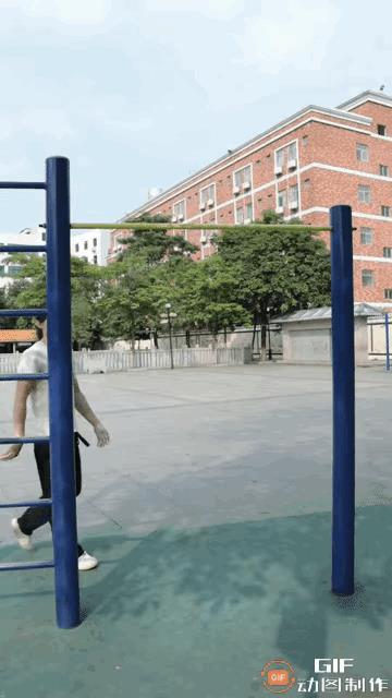 美女厉害呀，就凭你单臂引体向上这一招，我敢说百分之99.999的男子汉都做不到。