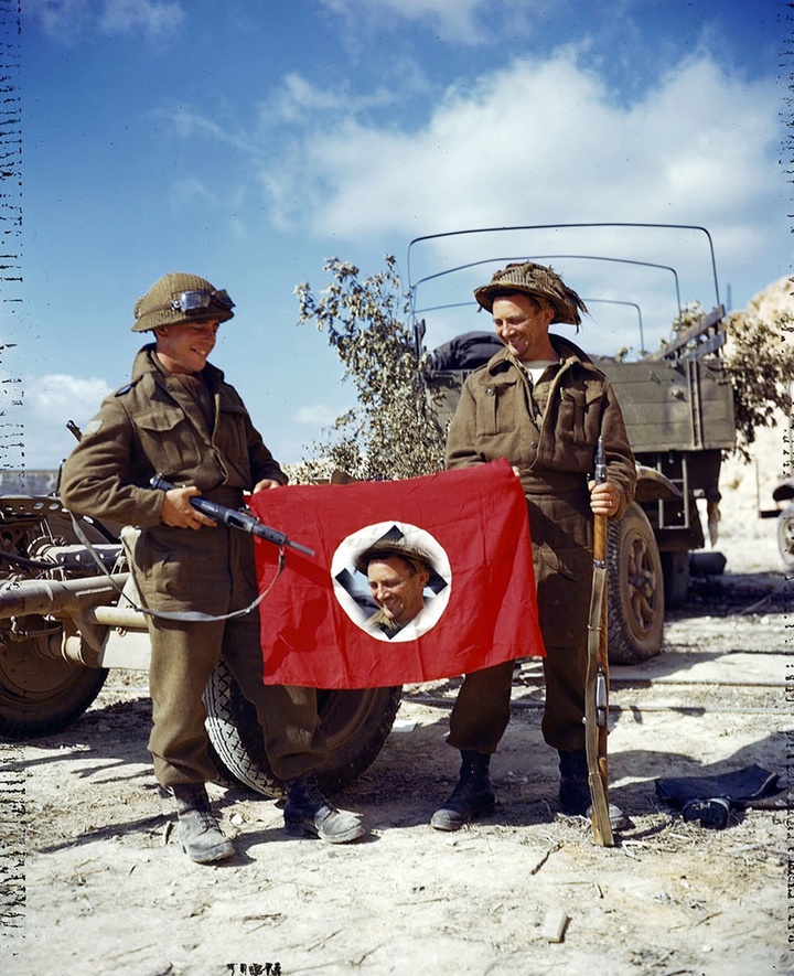 1944年8月10日  法国，缴获了德军旗帜的加拿大士兵。