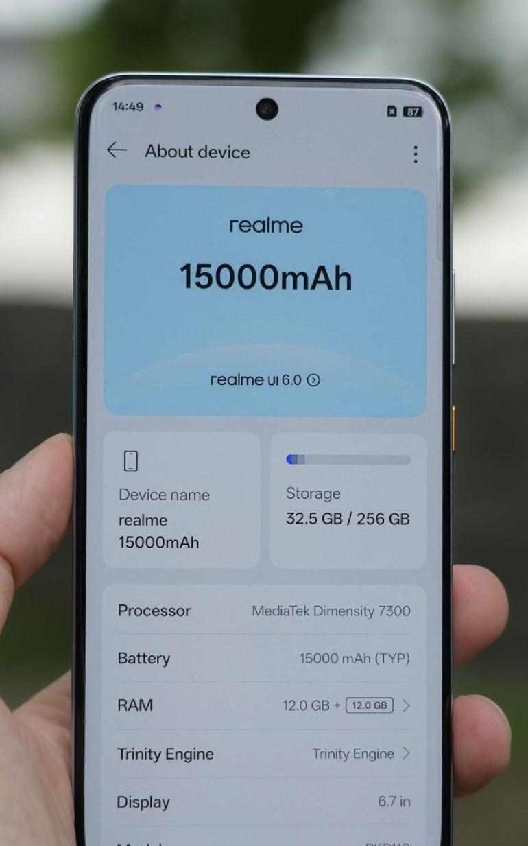 真我这台 15000mAh 电池原型机搭载的是联发科天玑 7300 处理器，看惯