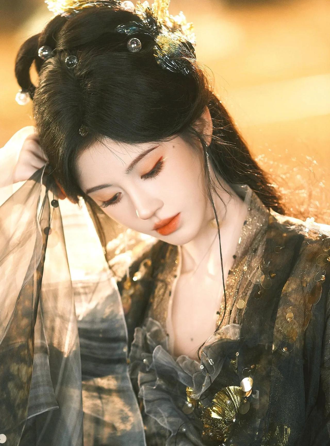 现在的鞠婧祎，
才算得上真正的四千年美女，
总能凭借一流的妆造惊艳众人！  
这