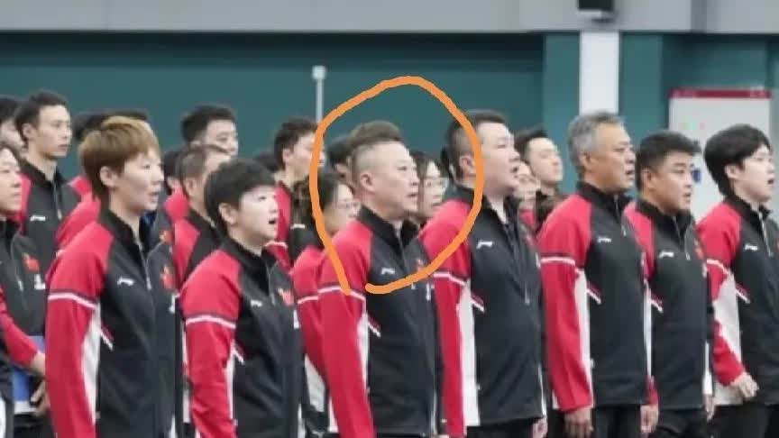 大家看国乒运动员的合照，其中一个人格外引人注意！
看到的第一眼，马琳竟然烫头了