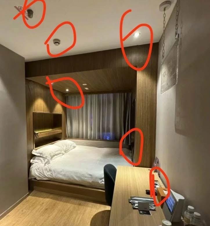 出门旅游住酒店的时候，
如果在房间发现2种东西，立马申请退房退钱，不要犹豫！
不