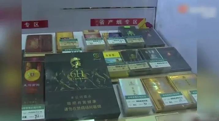 热心邻居帮忙抓贼却抓到亲儿子！近日，湖北襄阳一位烟酒店老板准备关门时，突然两条香