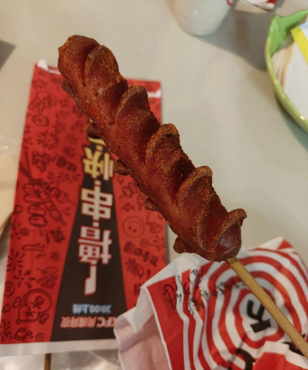 #记录我的2025#
吃了一个肯德基的淀粉肠，感觉还挺爽的，不过人家说这个是鸡肉