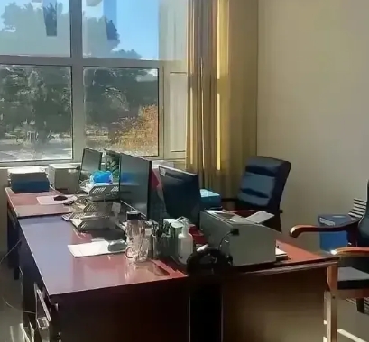 发现了吗？现在考研的人少了，考公务员的人越来越多，甚至北大毕业的也有去街道当公务