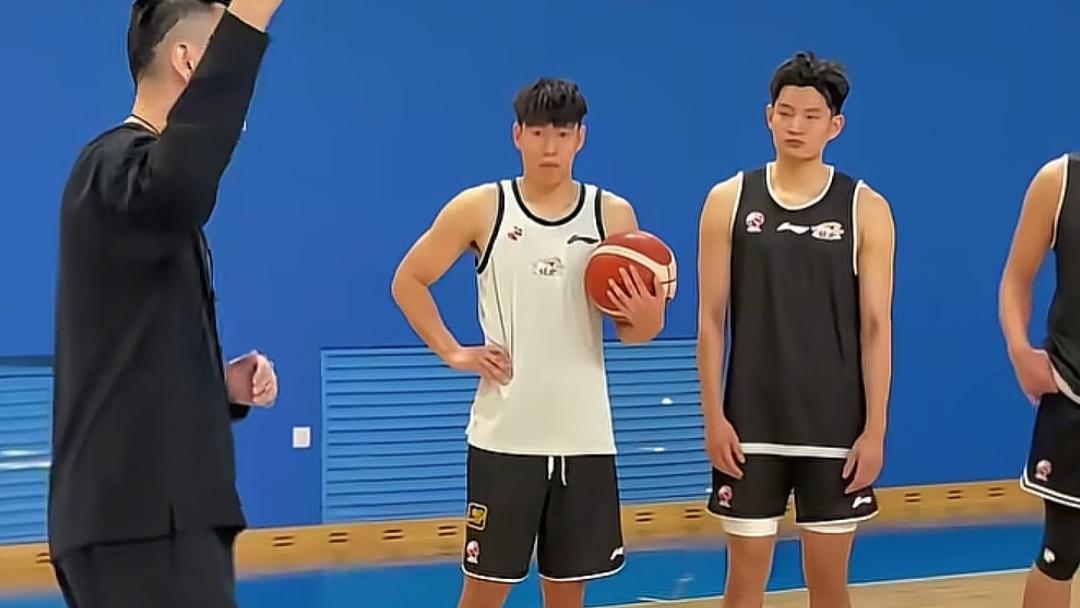 五名球员回归辽宁，韩德君现身训练场，杨鸣带队备战！