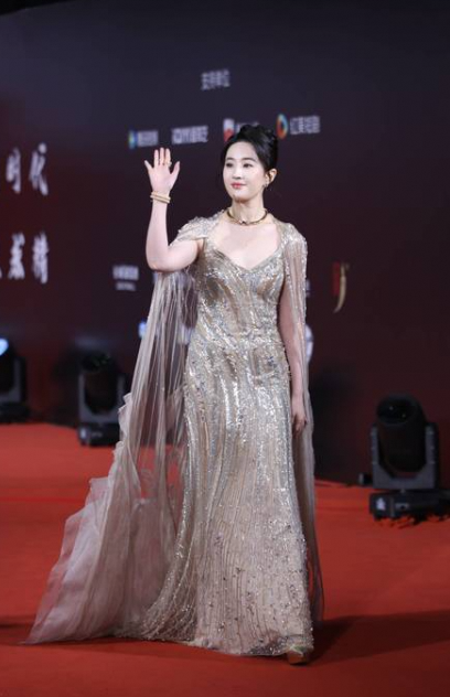 2025电视剧导演大会:李现刘亦菲斩获年度男女主，郑晓龙期待二搭肖战
