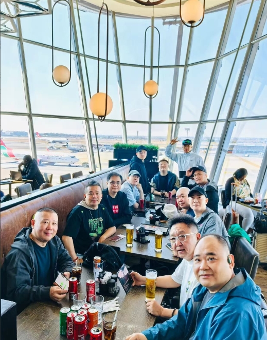 德云社离开约翰内斯堡时，晒出了一张合影，高峰因没和郭德纲一桌，引起了部分网友热议