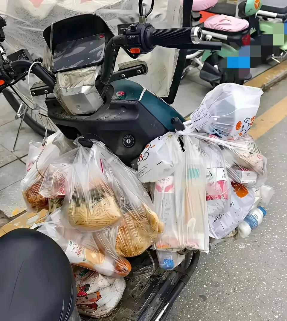 这是哪里的外卖？
面条凉菜直接用塑料袋打包的！