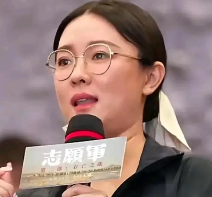 不敢相信霍思燕居然胖成这样，彻底放飞自我，从鹅蛋脸变成了大脸盘子，不过状态很好。