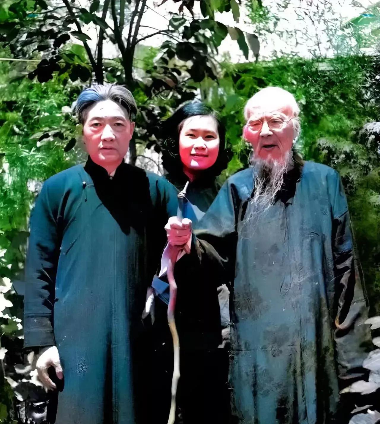 1946年，齐白石与徐悲鸿在一起，合影留念，永恒的回忆！