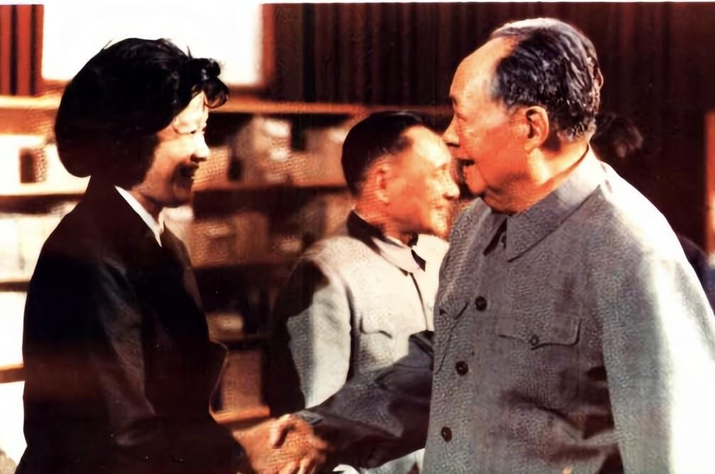 1973年，章含之作为毛泽东主席的专职翻译，频繁参与外事活动，这是她和毛主席握手