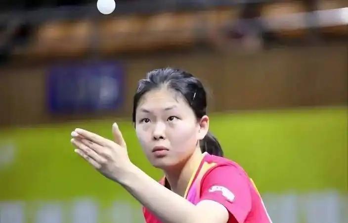 在深圳大学与黄石基地·华新11:00开始的女团第二盘比赛中:
覃予萱1-3姚睿轩