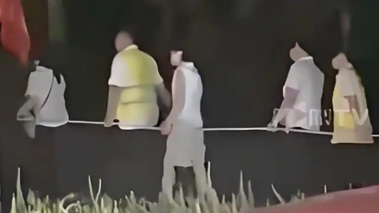 山东男子凌晨开车回家，在路上遇到一群人蒙着眼睛走路，更诡异的是他们手里拿着绳子互