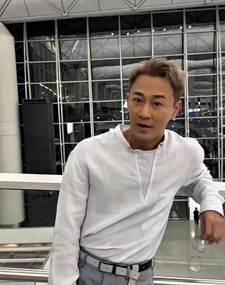 林峯状态越来越好！他发视频讲准备出发去米兰！他身着简约时尚穿搭，笑容自信，眉眼间