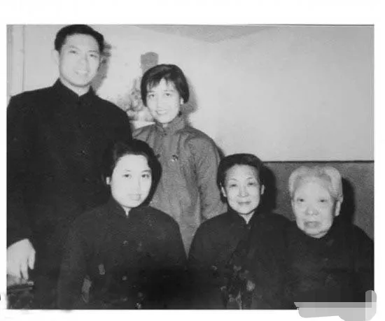 1900年，张作霖想要卢寿萱做妾，便上门提亲，可卢父嫌他是土匪，坚决拒绝。没想到