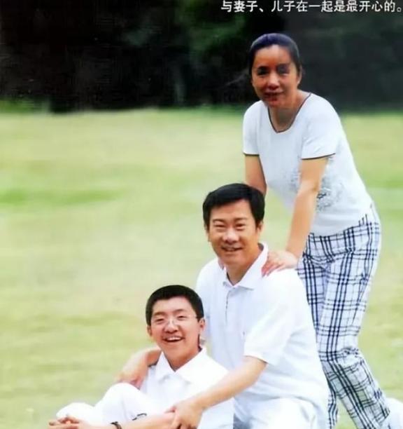1990年，央视主持人赵保乐被借调到北京。为了省钱，他和妻子睡在汽车配件仓库里。