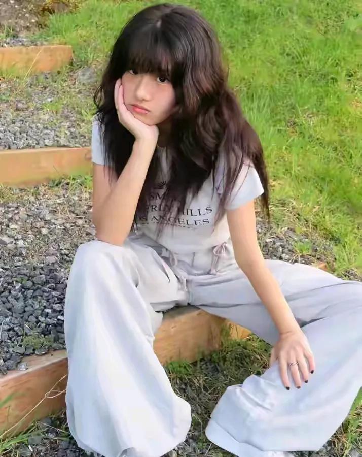 19岁的梧桐妹
长相甜美，身材纤瘦
可能长相更像爸爸
跟妈妈的颜值比起来
稍差那