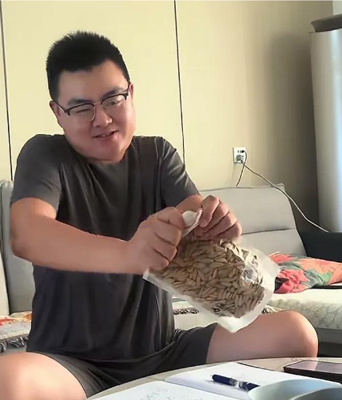 郭威使劲撕开古法瓜子，终于撕成功，然后开心地对着镜头笑了…
古法瓜子相当有魅力，