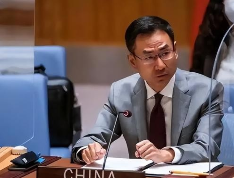 耿爽举起手指：美国可以，中国就可以。2025年7月31日，联合国安理会那场戏可真