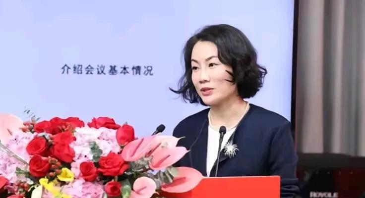 中国最贵的女秘书：年薪849万，虽已年近50岁，却还像个少女。这位女秘书就是朱旭