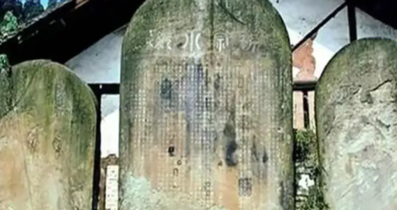 乾隆年间设立的界碑，现在大部分都在国外了…

比如平定大小和卓之后的乾隆纪功碑，