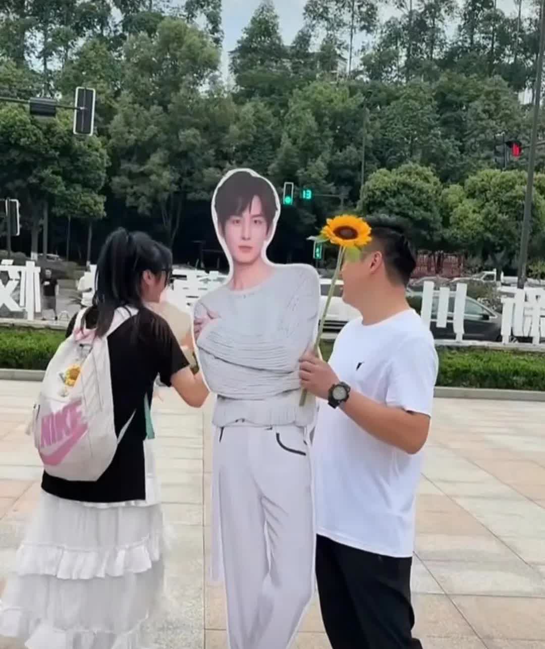 听说成毅去接考生啦，好给力的家长们呀！高考完成后，家长的花式接考法，成毅的立牌竟