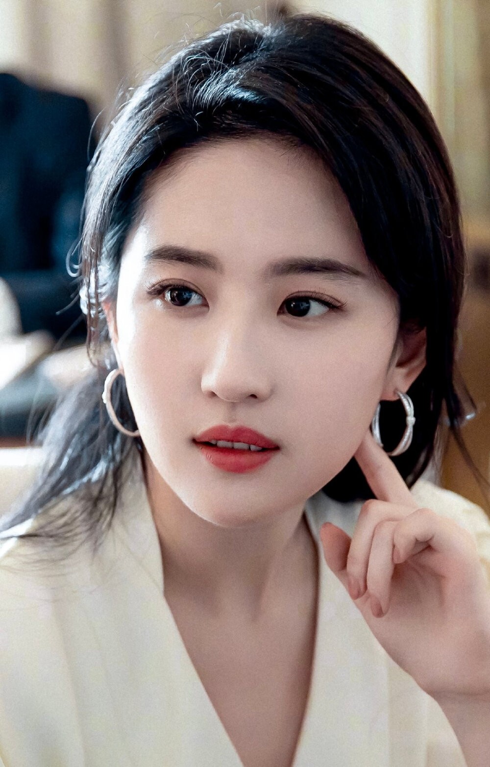 刘亦菲为什么没拿到白玉兰？

终于看到敢说真话的人了。

肯定不是因为她