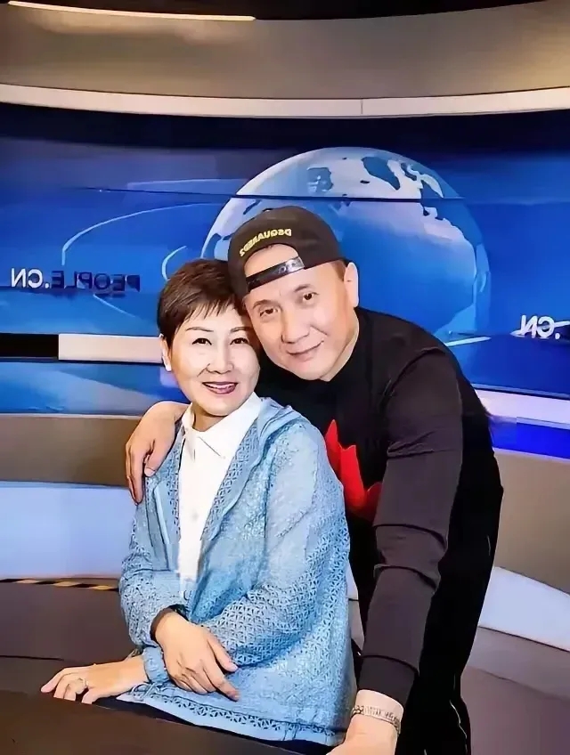 张凯丽身边的男演员，在电视剧里常演反派，他把黑帮老大、特务、腐败分子都演绎得惟妙
