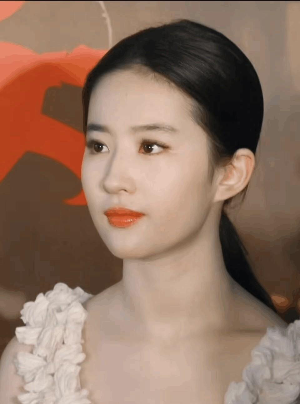 这才是天生丽质的美女，端庄大气，淡淡的妆，唇红齿白的，眼睛特别灵动，加上典型的国
