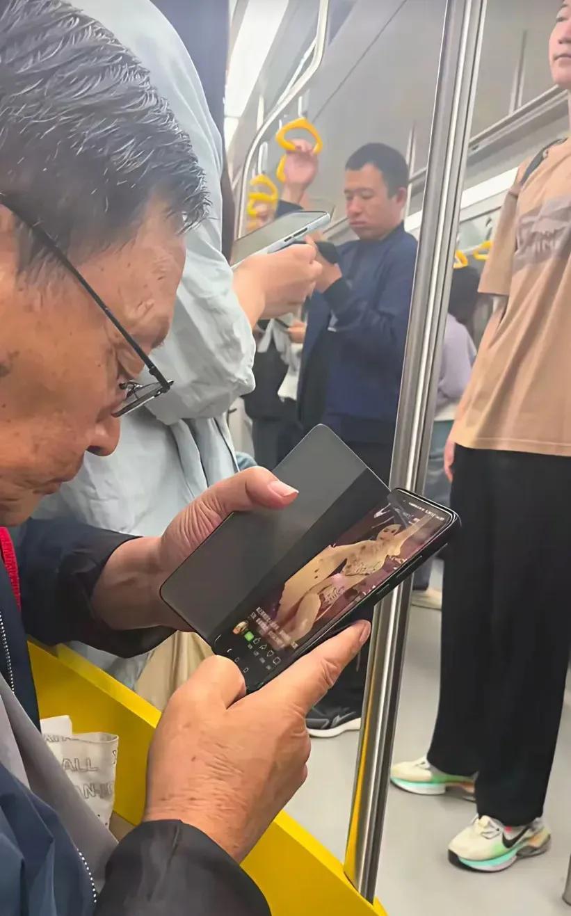 看到大爷那么专注的低着头，还以为他发现了什么好东西，凑近一看把我的脸都给羞红了，