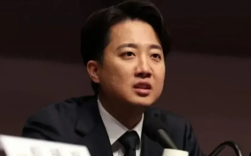 李俊锡很聪明，并没有跟金文洙联手。
其实李俊锡很清楚，就算自己跟金文洙联手，也无