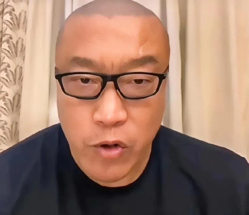 马健：不用想，湖人最佳阵容的三号位一定是詹姆斯。
近日，某平台发起的各队最佳阵容