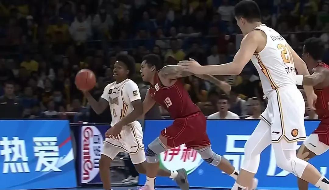 #cba# 山西被北京队打懵真不冤啊，国内球员的确太弱了。
山西队真靠古德温和迪