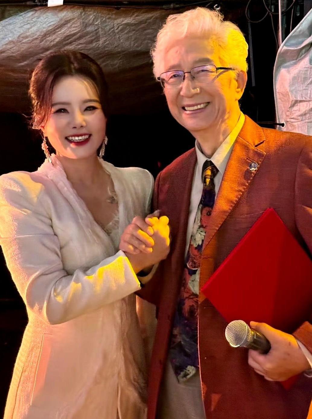 他俩：一位是著名歌手，一位是著名节目主持人，相聚在北京卫视中秋晚会现场。
如果你