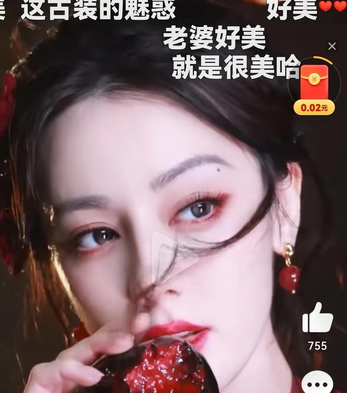 迪丽热巴的新中式造型简直绝了！暗红色的长袍搭配红衣半遮面，将女鬼王的气质把握得恰