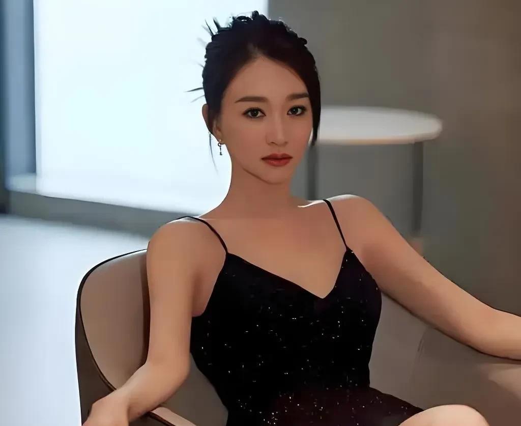 孔雪儿和李小冉在娱乐圈分属不同发展阶段，财富积累也存在较大差异。
- 孔雪儿：1