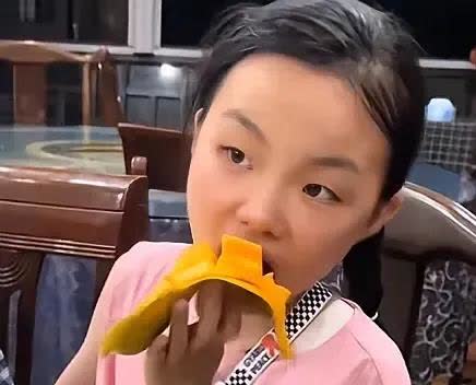 大家管这个小女孩叫悦悦，
这张面孔除了像自己的父亲和奶奶外，
也像极了马店大