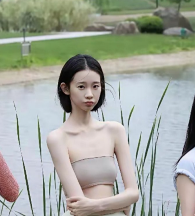 第一次对张艺凡臂展长有了实感，这就是腕线过裆了吧 ​​​