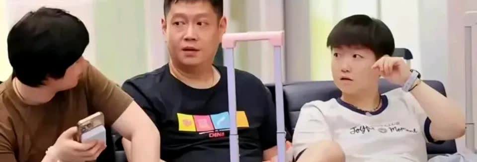 莎莎这俩表情包绝了！圆溜溜大眼睛直勾勾盯着镜头，说话时睫毛扑闪扑闪的，任谁看了都