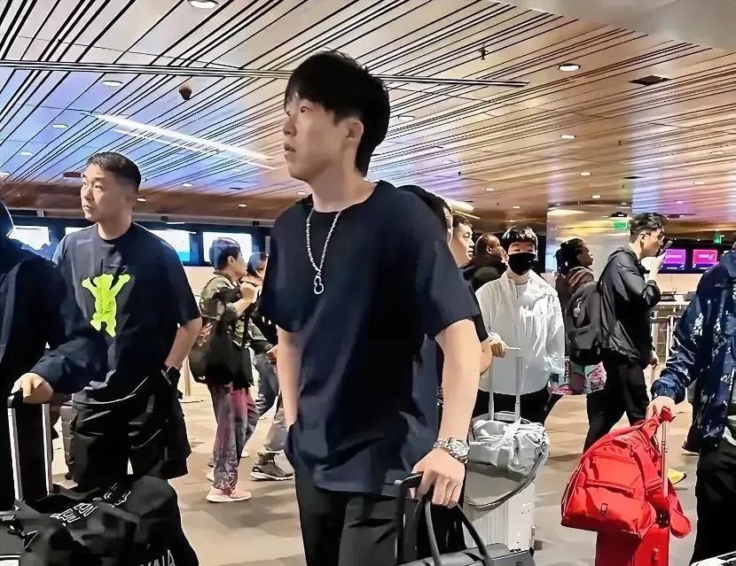 总感觉王楚钦不太对劲，
这哥们儿的神奇操作确实让人看得眼花缭乱。球场上跟谁搭档都